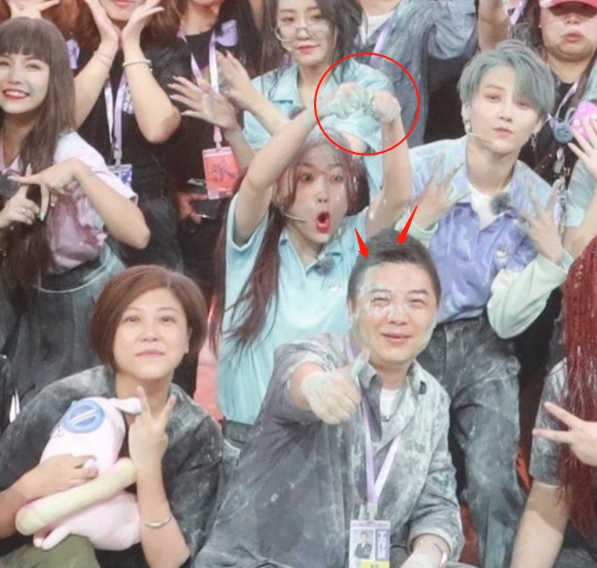  刘雨昕|团综收官，虞书欣对老板狂撒面粉，刘雨昕直接染一头“绿”发？