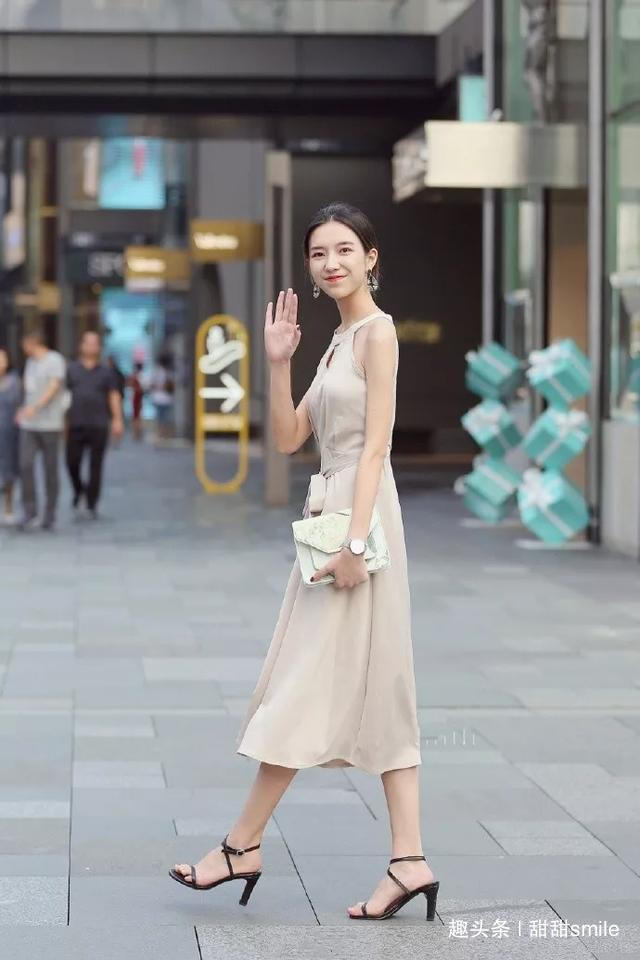 凉鞋|脚上穿搭一双透明的一字带高跟凉鞋,让她看上去更加的清新可人