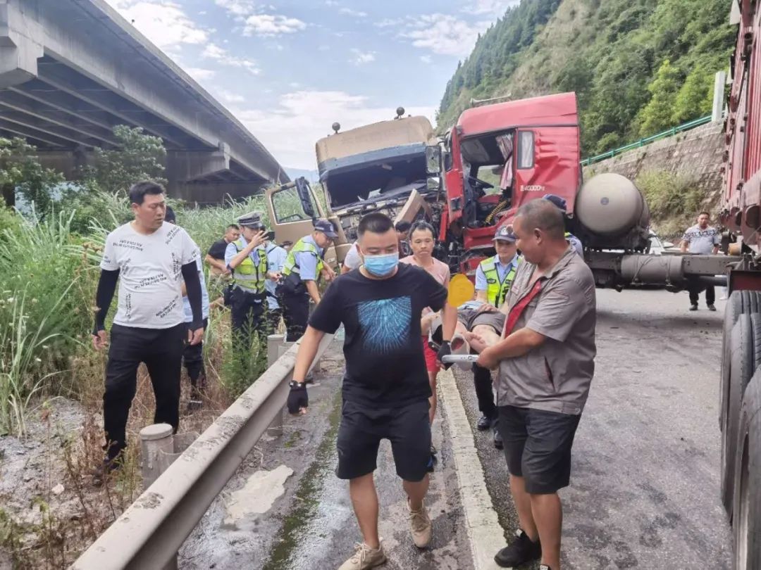  车主|危险！占道超车险酿事故，女车主被吓得喊娘！