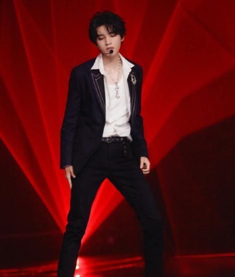 演唱会|TFBOYS七周年演唱会看点：王俊凯与女生牵手跳舞，千玺频频笑场