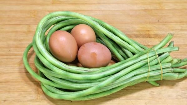  上桌|一把豆角，3个鸡蛋，学会这样做，比吃肉还香，每次上桌就扫光