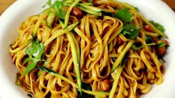 碗里|煮面条不要水开下锅,教你简单这样做,面条爽滑劲道,比买的好吃