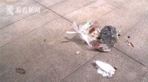 商户|木桶高坠躲过摄像头！一楼商户被吓坏戴上安全帽