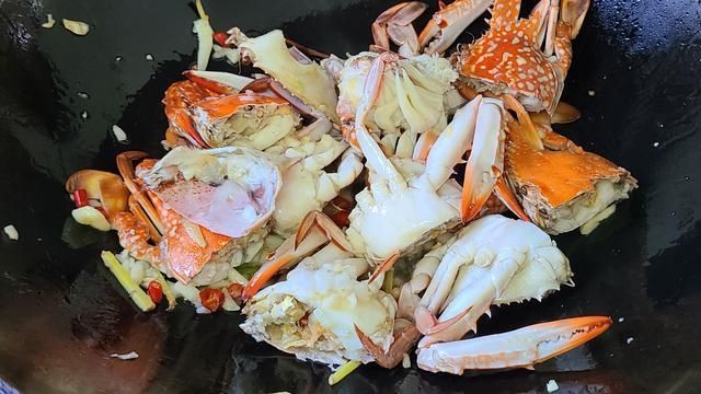 好吃|蒜蓉螃蟹的家常做法,很好吃的一道美食,简单美味,想吃就做