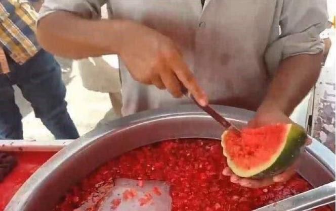  完美|?不同国家的人吃西瓜，中国粗暴，迪拜完美，日本的吃法让人心疼