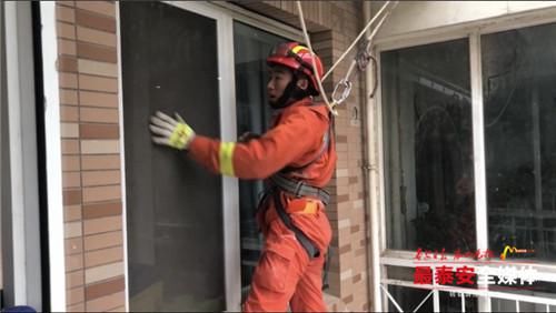 被困|1岁幼童被困卧室 橙色“超人”空降营救
