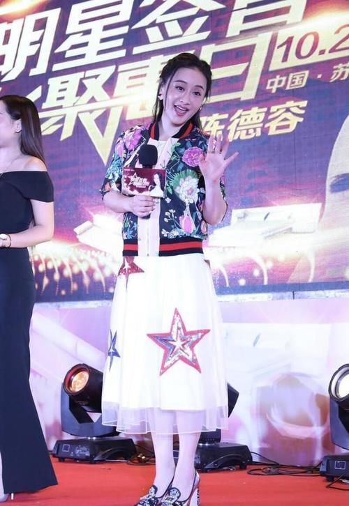  裙子|陈德容又“扮嫩”，穿可爱少女裙气质挺时尚，却难掩中年感