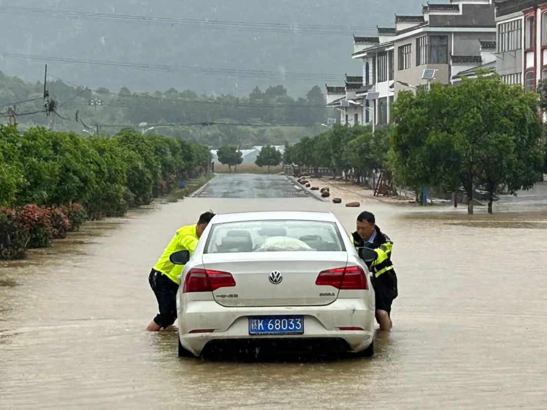 向雨而行！江西多地民辅警迎战洪水