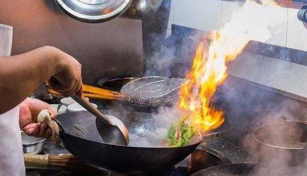  长时间|?不用小苏打和白醋，只需一招，快速清除长时间附着在锅内外的油垢