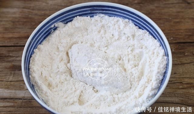 小女孩|跟七岁小女孩学炸鸡翅,注意裹粉步骤,鸡翅表面能起鳞