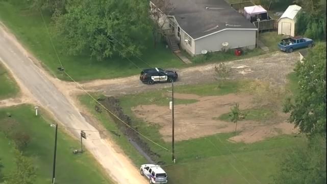 开枪打死|因邻居家的狗乱跑乱吠，男子提枪连杀3名邻居，打伤另2名邻居