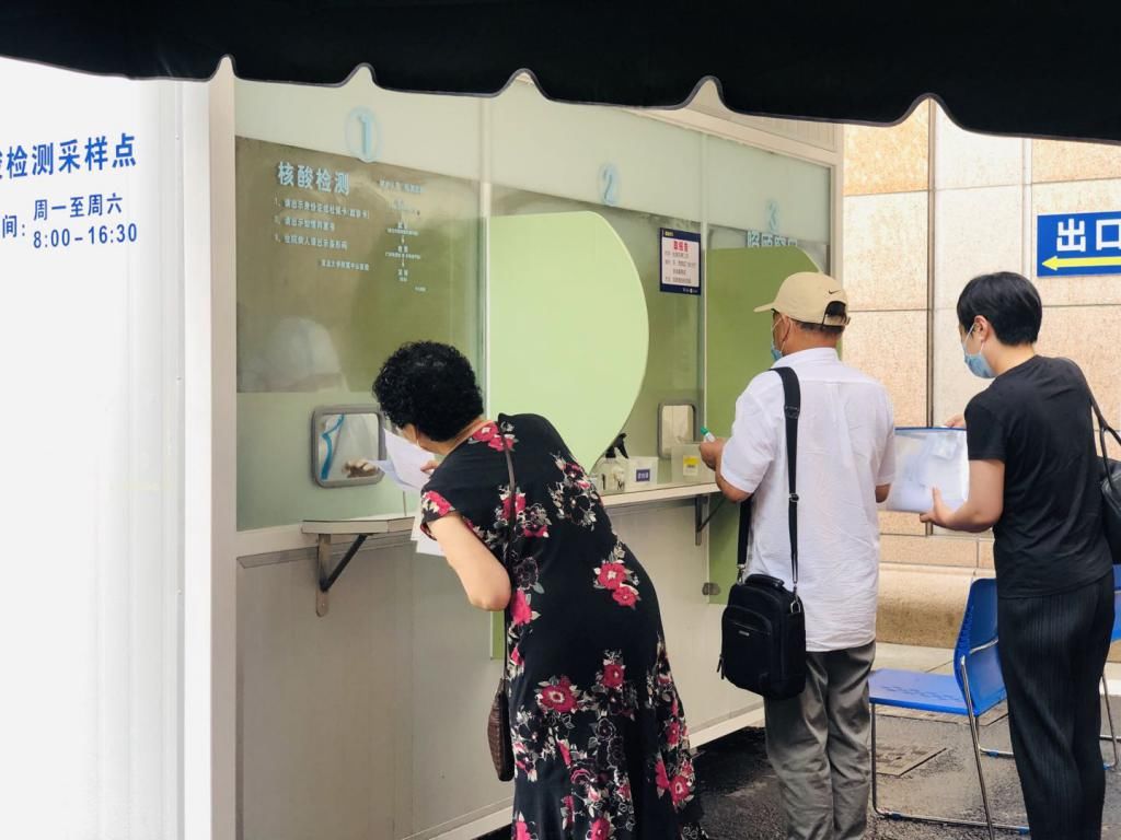 水平|就近做核酸、AI测温，上海大医院门急诊恢复到往日水平，新举措拉好“防疫线”