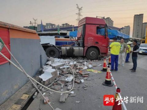  驾驶室|小货车“行驶”200米闯红灯撞倒两电动车，货车驾驶室内竟空无一人