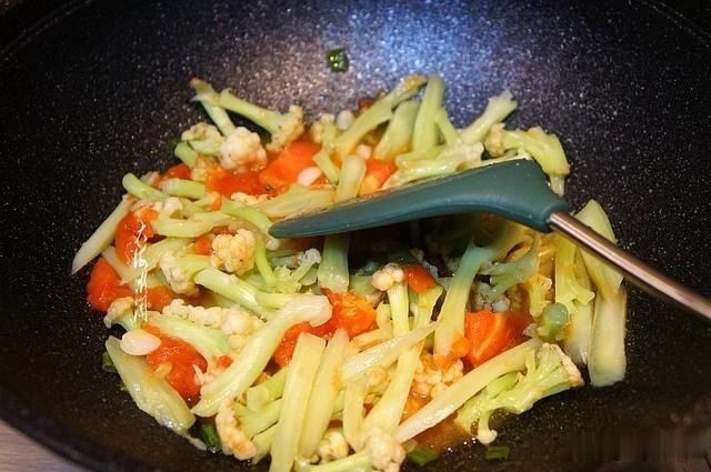 秋天来|入秋后,常给家人做这菜,酸甜爽口,鲜香不腻,大人小孩都爱吃