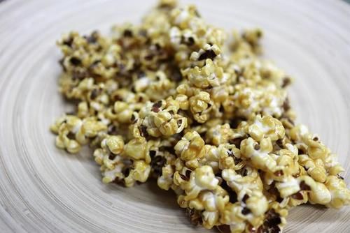  零食|自制焦糖爆米花，追剧听歌小零食，1把玉米豆爆出一大笼，焦脆脆