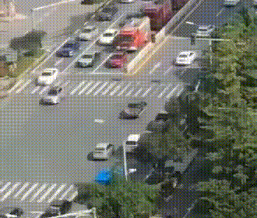 行驶|消防车出警被堵，私家车被处罚！路遇出警的消防车辆如何让出一条“生命通道”？