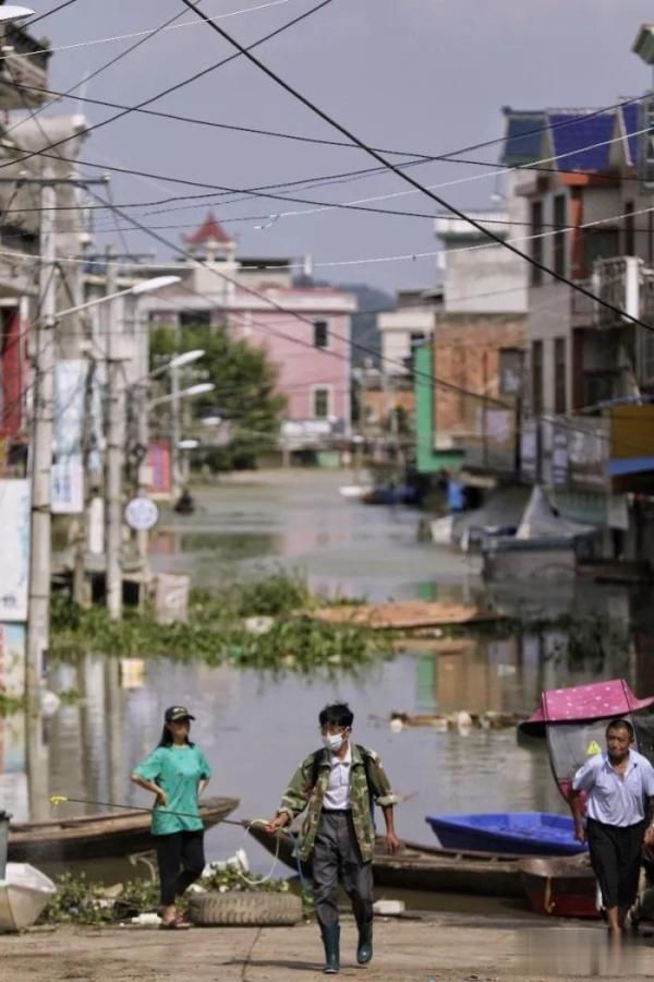 鄱阳县油墩街镇彭家|新房泡在水中，一家三口留住二楼，出入靠划船