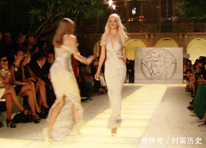 实在|GIF搞笑趣图: 好厉害的情侣, 这几个动作实在是高难度啊!