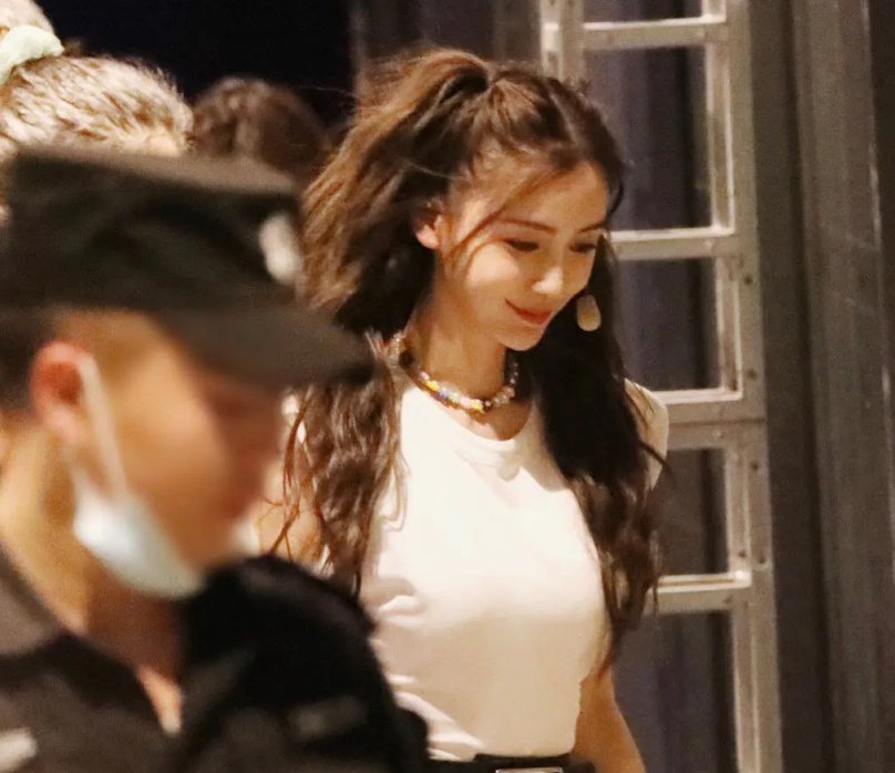  显眼|《快本》大合照，蔡徐坤站位超显眼，我却只关注他旁边的baby