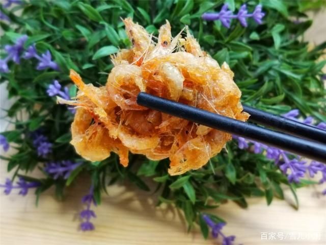  用汤匙舀出|小河虾煮着吃、炒着吃太小，这样做最香，老公特别喜欢吃的下酒菜