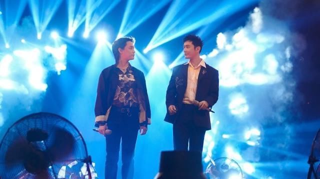  万茜|17个姐姐合体亮相：万茜戴护具主持节目，蓝盈莹和白冰成最大赢家