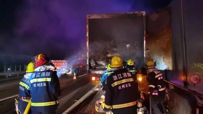  满满|昨夜杭州绕城高速上，邮政货车起火，满满一车快递……