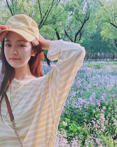 眼球|李兰迪街头胶片来袭!马甲配格纹裤打造复古范,网纹发带夺人眼球