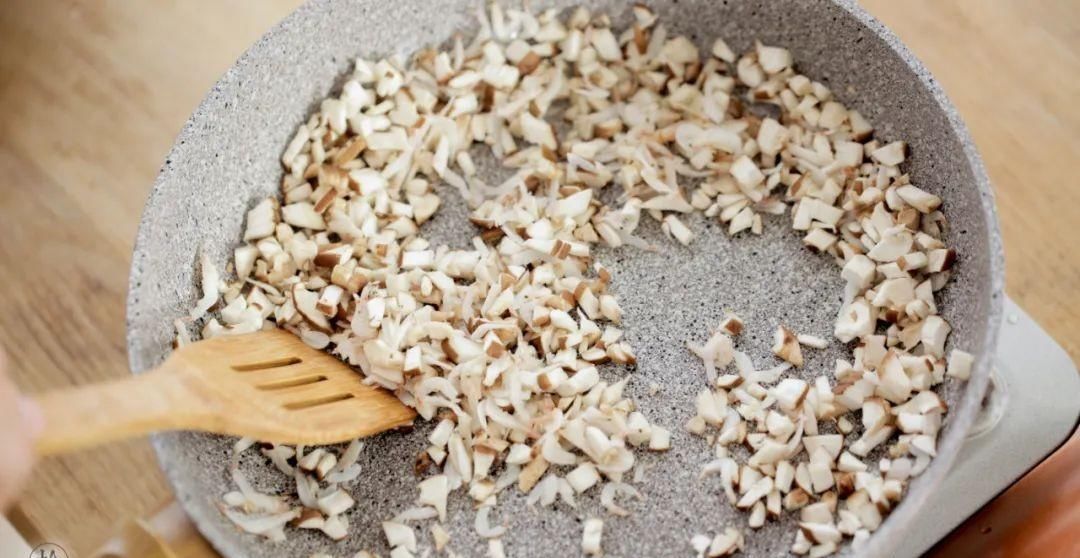  面粉|皮薄馅厚，内在鲜美的柳叶素菜包，热腾腾的来上一笼可好？