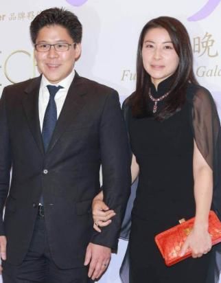  豪门|霍启刚真“自恋”，让三娃在饭桌上看自己上电视，豪门饭桌真简单