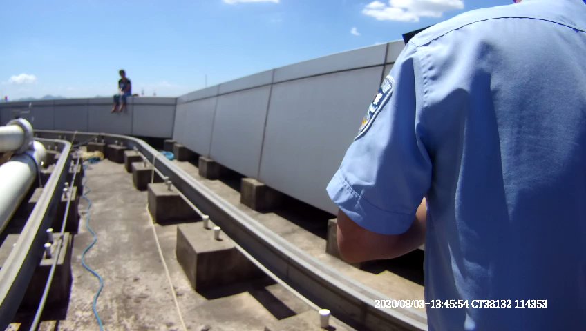  墙沿|32楼两位女子坐在墙沿，烈日下不断喝水与民警僵持，嘴里念念有词：再过来我就跳下去