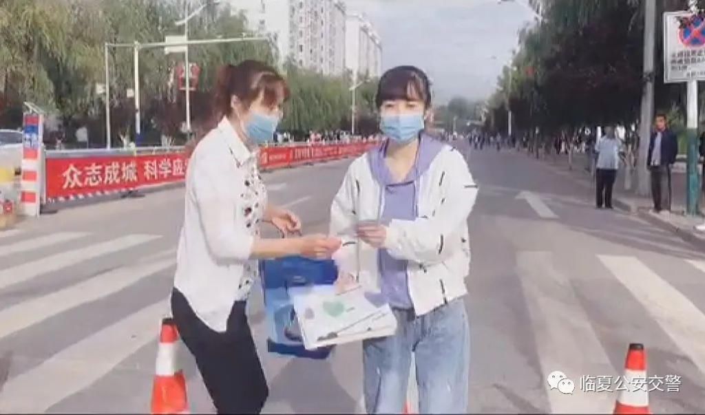  准考证|高考忘带准考证和身份证,急哭！临夏公安交警上演8分钟“高考时速”..