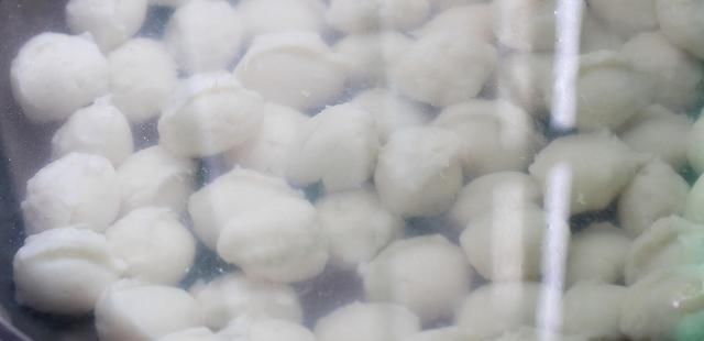 口感|教你在家做鱼丸,真材实料无添加,口感嫩滑Q弹,再也不用买着吃