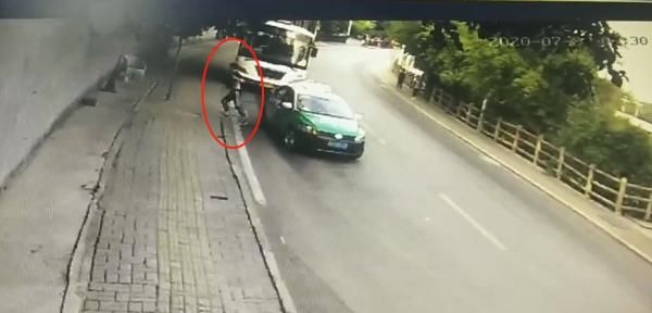  男子|打车途中去方便，贵阳一男子突然消失！