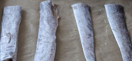  喝啤酒|夏天喝啤酒，试试这道香烤带鱼，鱼肉鲜嫩，比红烧带鱼做法简单