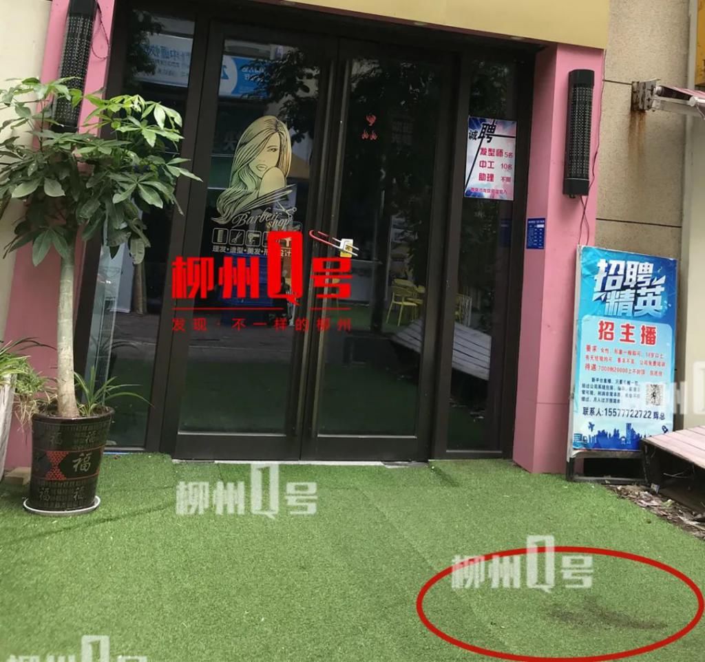 打架|突发！柳南万达金街有人打架，1名男子头部流血跑进对面奶茶店瘫坐