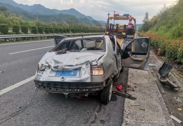  司机|司机分心驾驶，车辆上演“空中翻转”，所幸人员系了安全带！