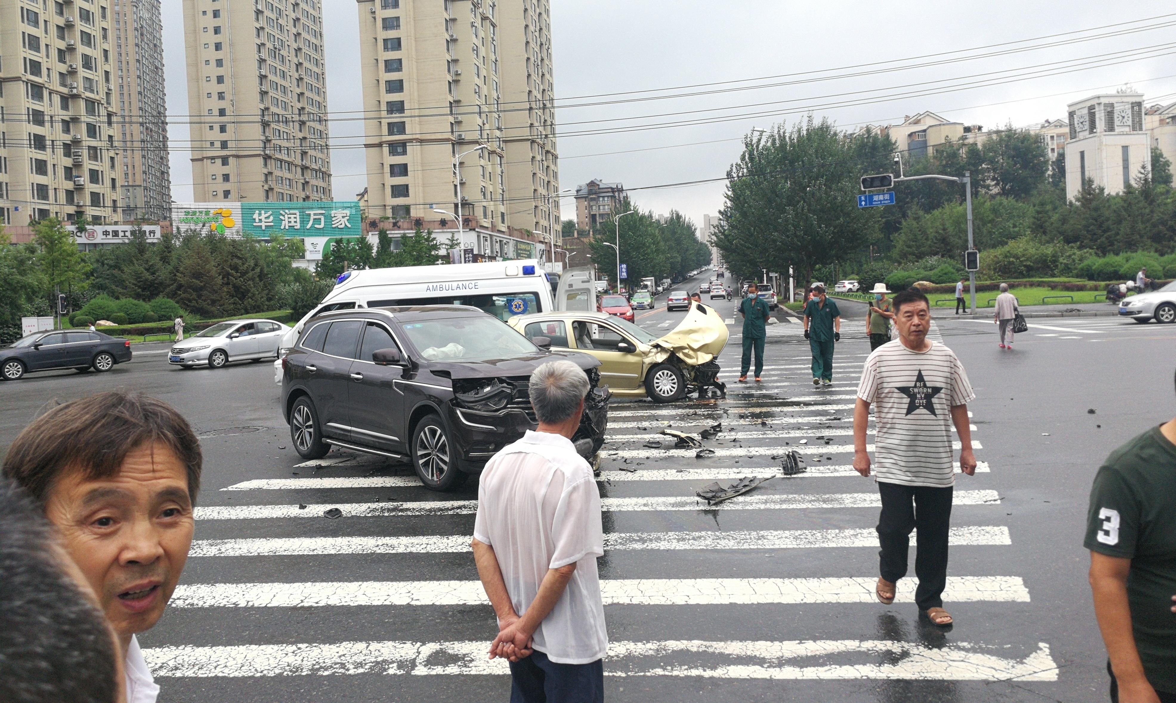  相撞|雨天路滑视线差 两车十字路口相撞