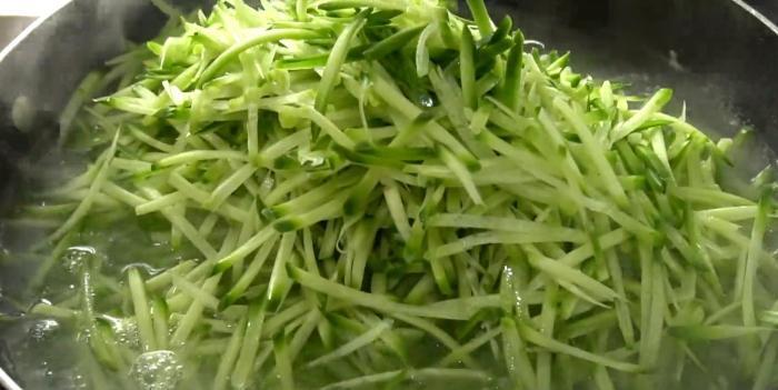 鸡蛋|秋天常吃这馅的饼子,不用发面也柔软,薄皮大馅,比肉饼还要好吃