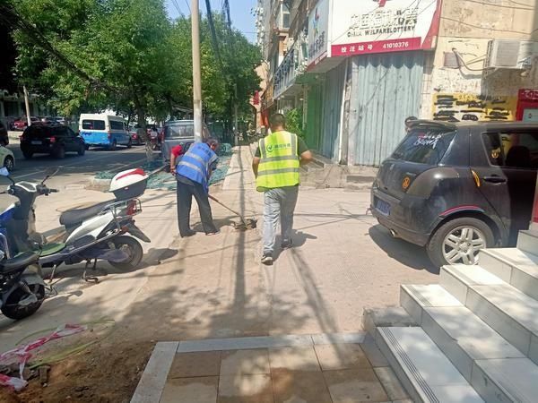  热心人|人行道上突然出现“大陷阱” 热心人赶紧立牌提醒