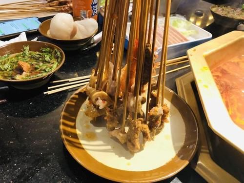 聚餐|和小伙伴在北京这家有名的串串香聚餐，猜猜3个人吃了多少串？