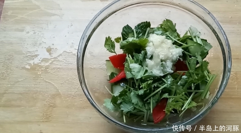  人比较喜欢|饭店的拌黄瓜为啥那么好吃？大厨教你做，原来这么简单