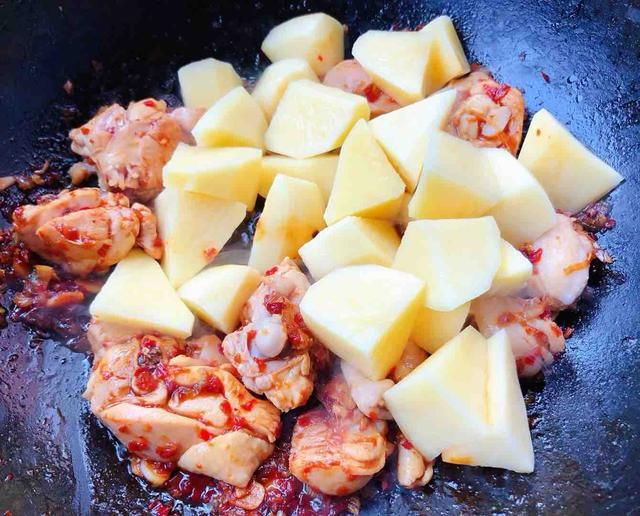  鸡肉|炖鸡时，千万不要直接焯水！教您1个妙招，鸡肉嫩滑，汤汁香浓