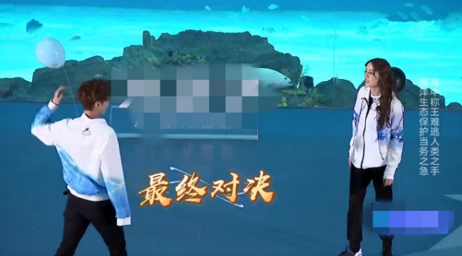 衣领|迪丽热巴拉张艺兴衣领,黄磊露标准“姨夫笑”,5个字真相了!