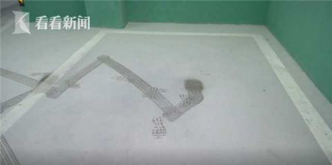  记者|两小孩乱弄灭火器 小区地下车库里车辆全白了头
