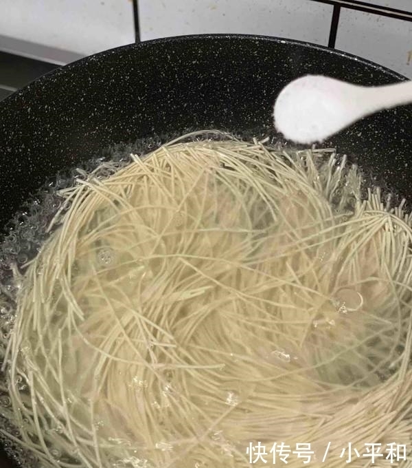 干辣椒|夏天要多吃面条,教你个懒人做法,一人三碗不够吃!大家别错过!