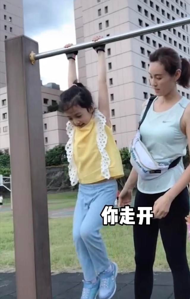  拥有|《爸哪儿》小泡芙长大了！7岁拥有大长腿，公园练单杠秒变女汉子