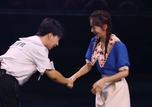  前辈|吴谨言来《跑男》和嘉宾握手，却自动忽略前辈，镜头还拍着呢