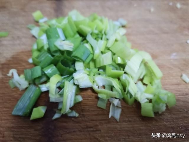  家用|美食小妙招：在家用饺子皮制作油泼面，做法简单，非常好吃