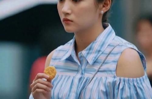  壮实|关晓彤再次证明肩宽骨架大吃大亏，《二十不惑》她身板太显壮实了