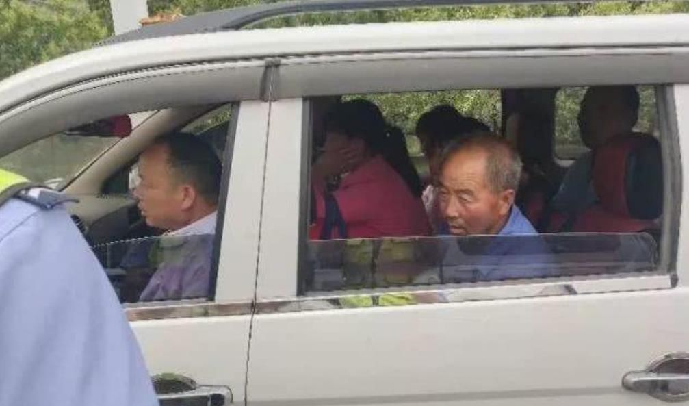  车主|核载7人面包车拉了20个，交警都吓一跳，车主：以为早上没交警